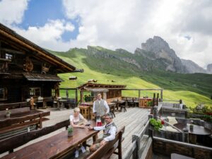 Siegten in der Kategorie Berghütten: die Familie Demez von der Daniel Hütte auf der Seceda (Fotoquelle: Südtirol Wein)